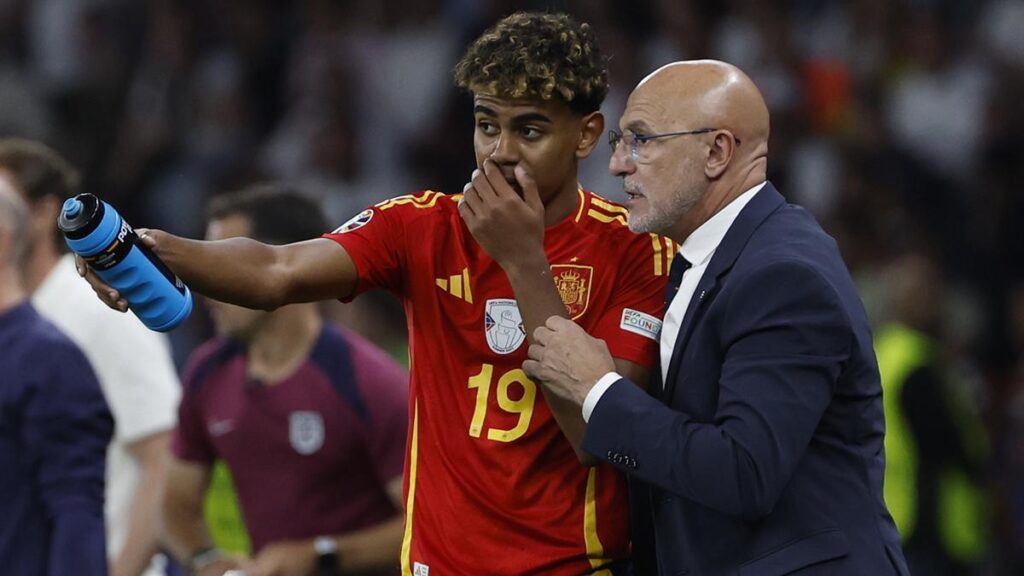 Lamine Yamal hablando con Luis de la Fuente