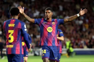 Marcus Rashford celebrando su primer gol ante Olympiakos