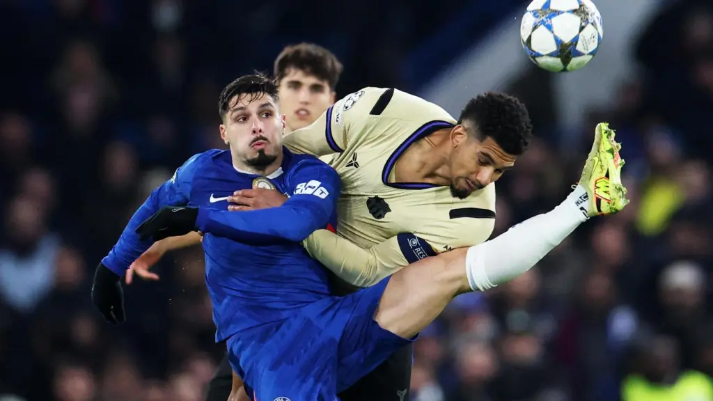 Araújo pugna el balón con Pedro Neto