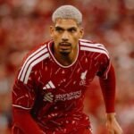 Ronald Araújo con la camiseta del Liverpool durante un partido.