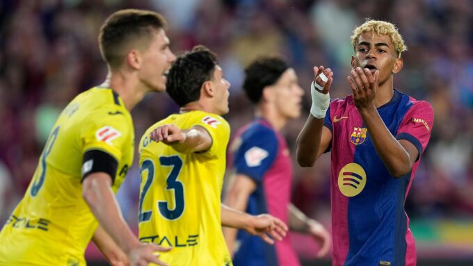 Lamine Yamal protestando una jugada en el Villarreal-Barça