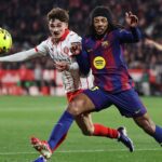 Koundé y Joel Roca peleando por un balón en el Girona-Barça