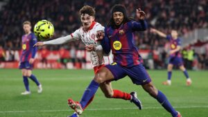 Koundé y Joel Roca peleando por un balón en el Girona-Barça