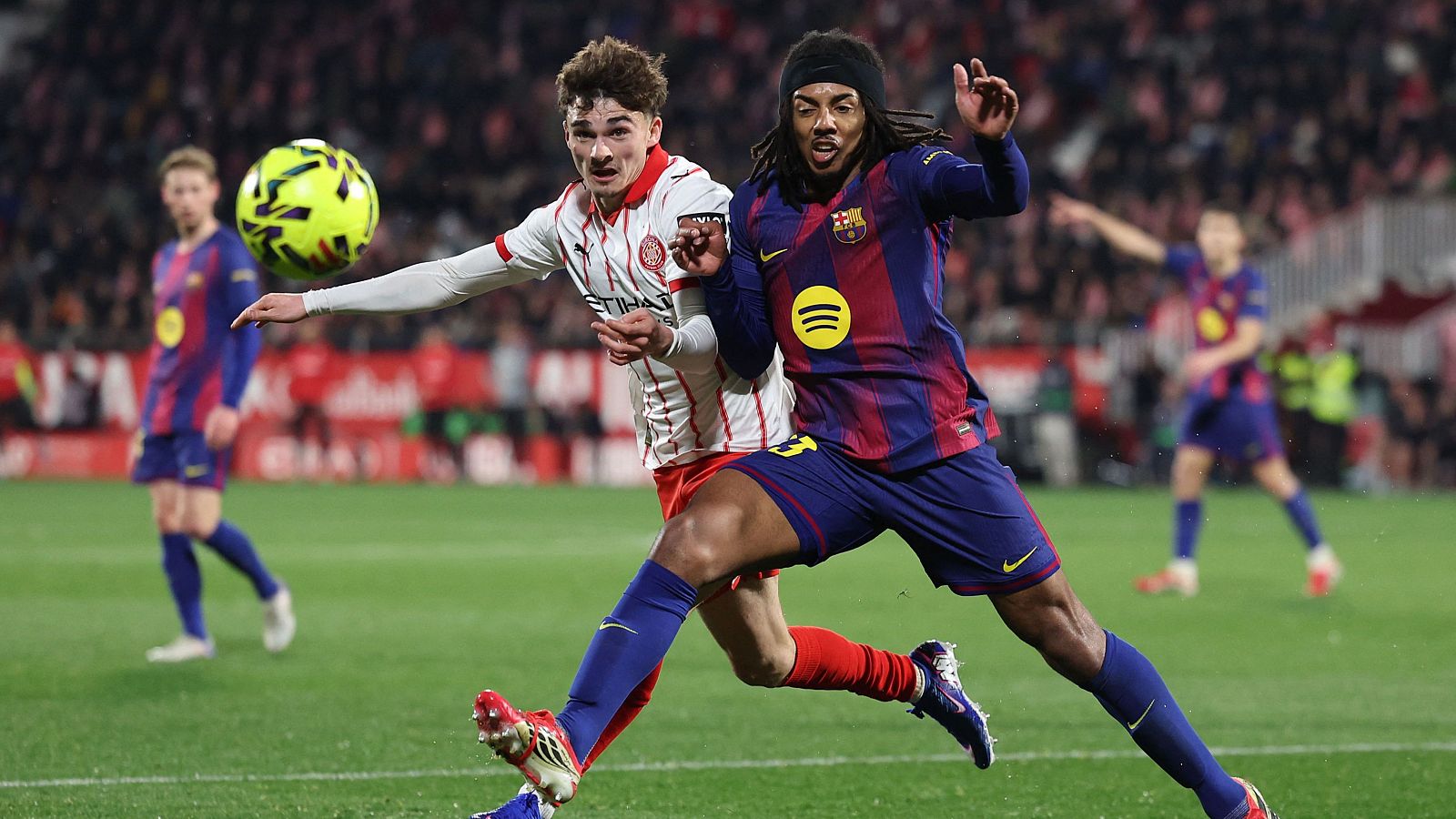 Koundé y Joel Roca peleando por un balón en el Girona-Barça