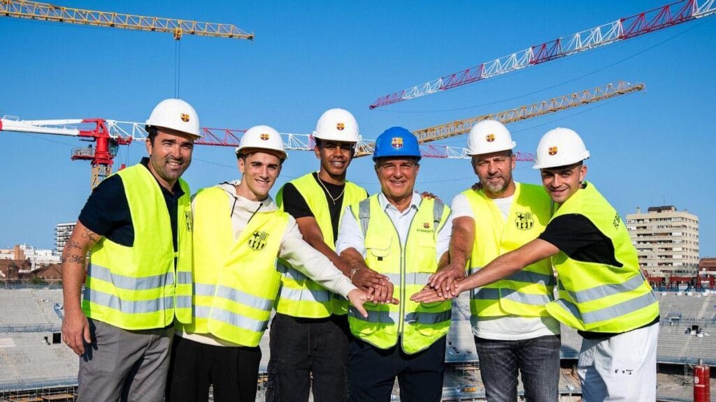 Laporta y algunos jugadores en las obras del Camp Nou