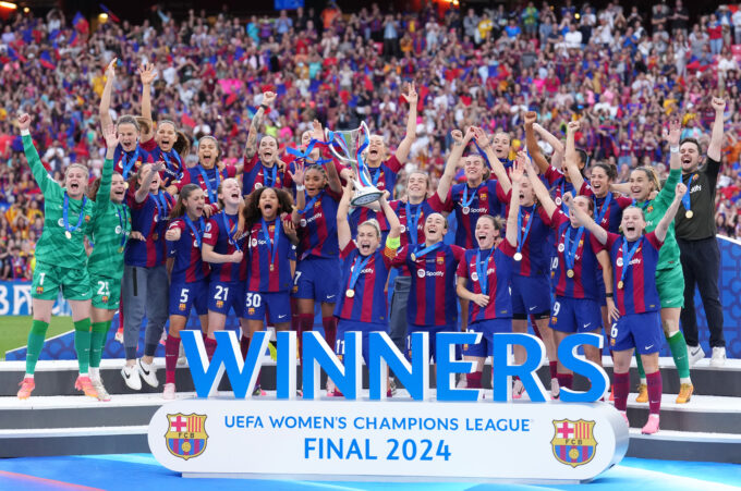 Barça femenino levantando su tercera Champions