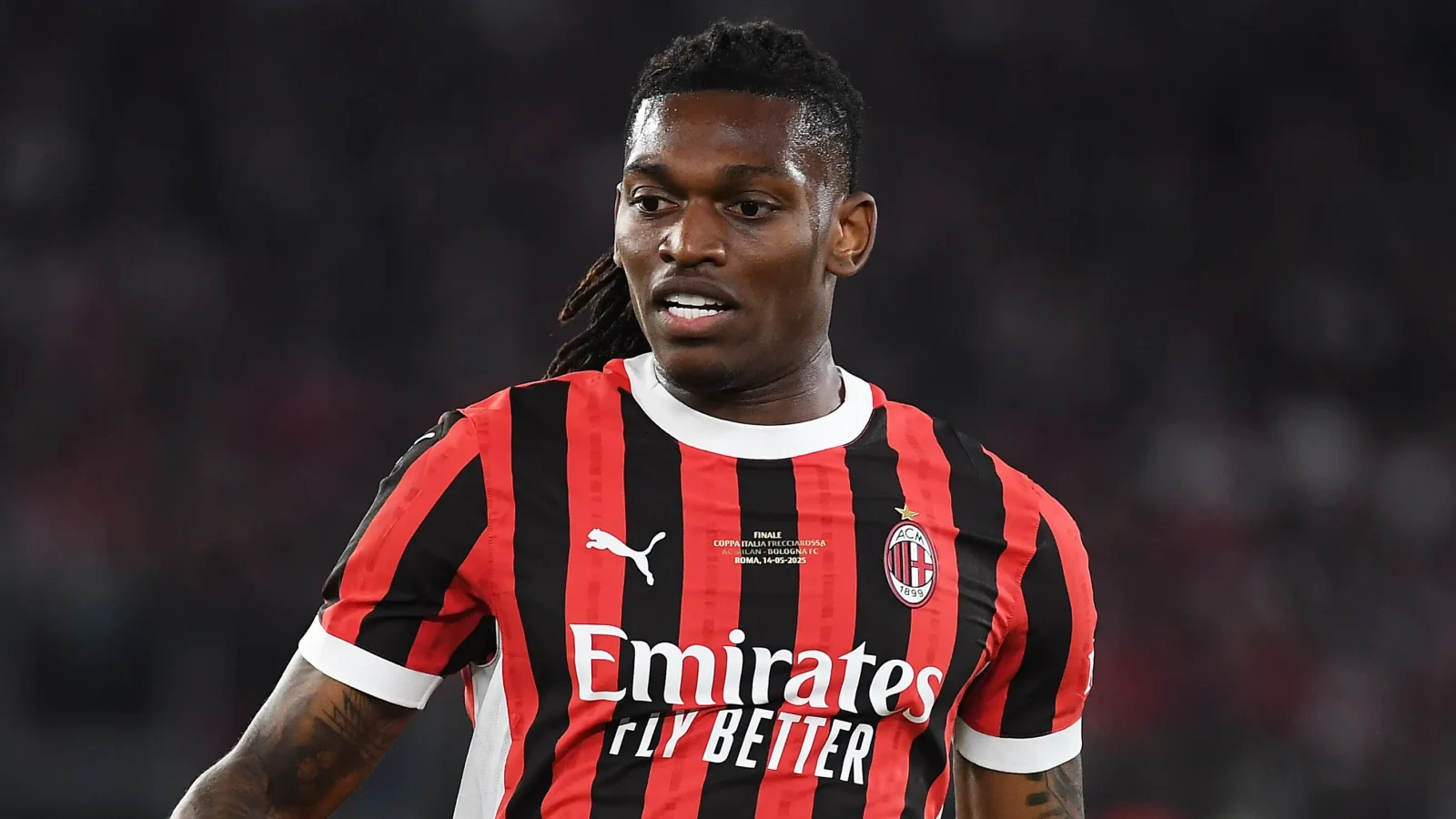 Rafael Leão jugando con el AC Milan.