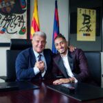 Raphinha con Joan Laporta tras firmar su renovación hasta 2028