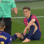 Gavi tendido en el césped del estadio José Zorrilla