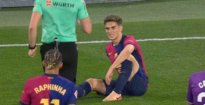 Gavi tendido en el césped del estadio José Zorrilla