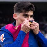 Gerard Martín besándose el escudo