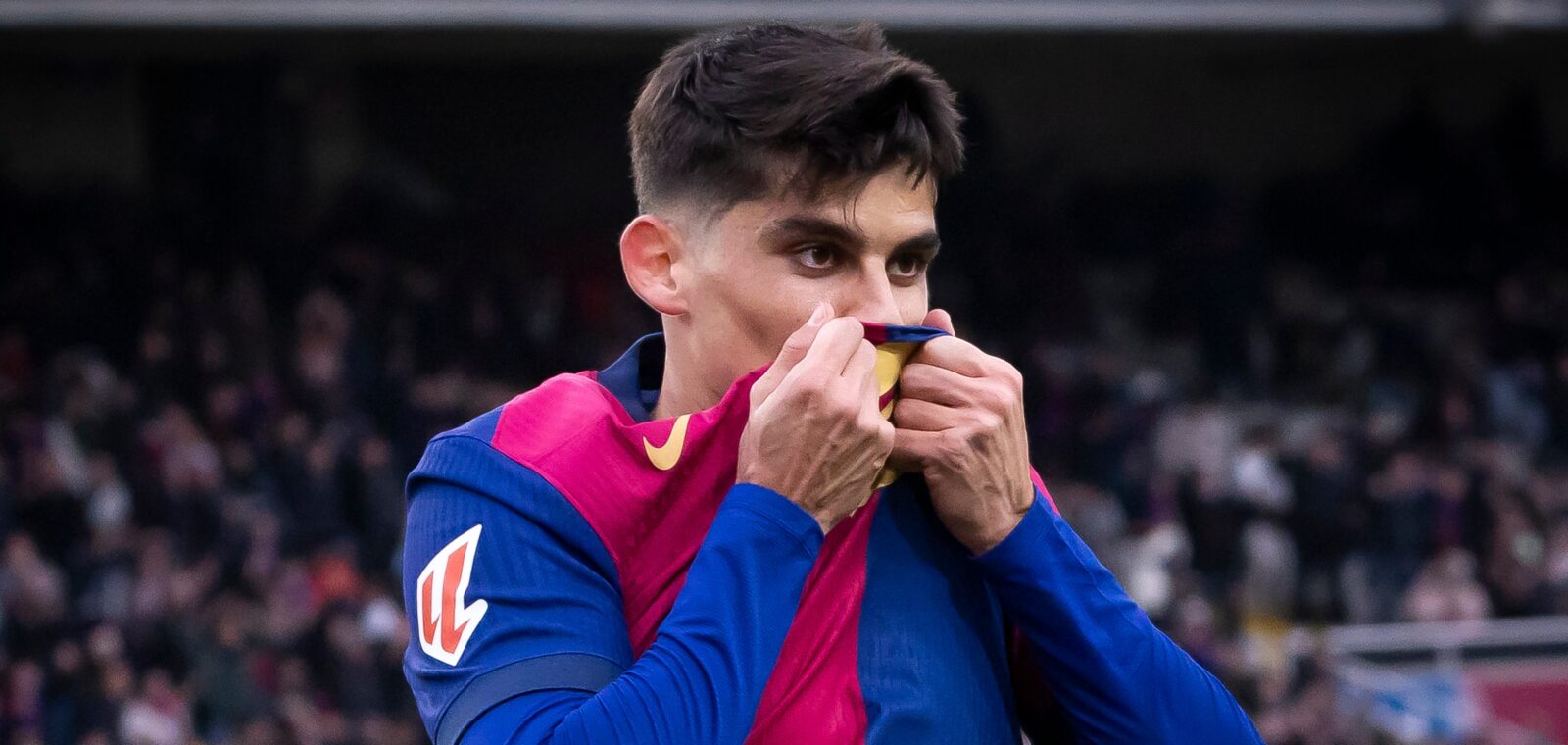 Gerard Martín besándose el escudo