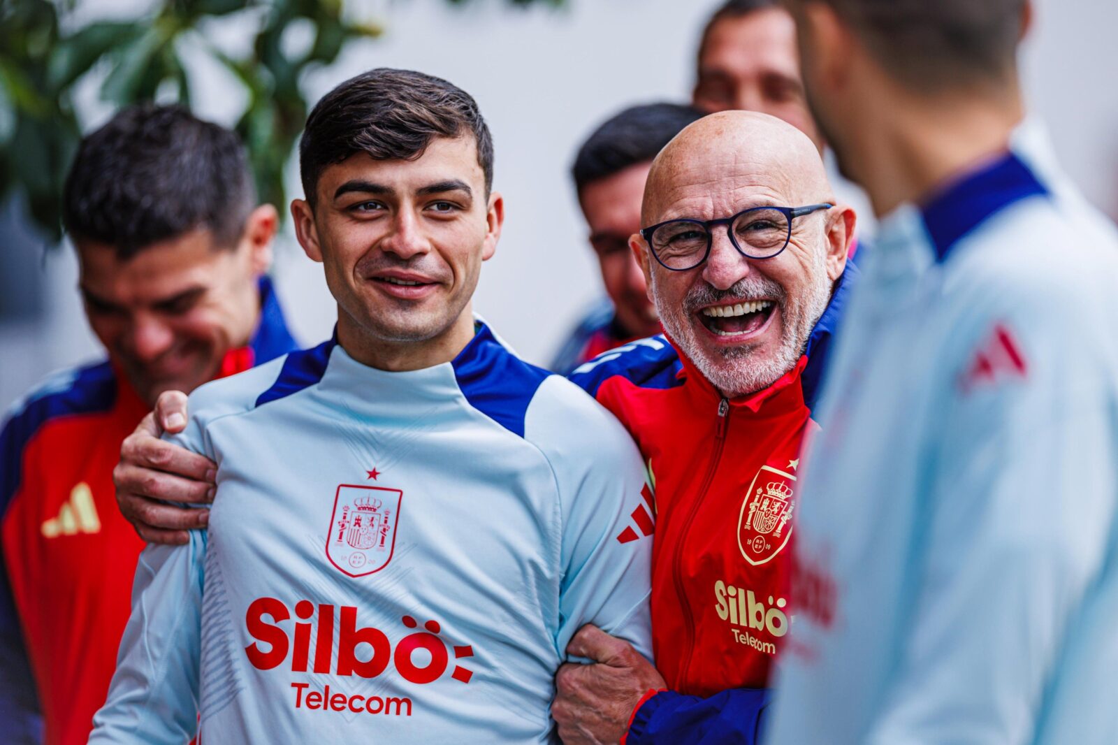 Luis de la Fuente junto a Pedri