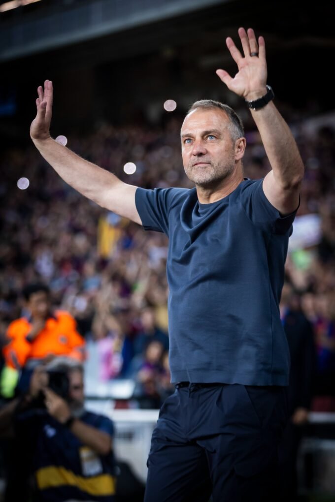 Hansi Flick ovacionado en Montjuïc