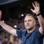 Hansi Flick ovacionado en Montjuïc