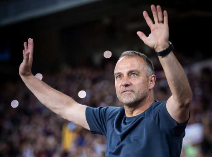 Hansi Flick ovacionado en Montjuïc