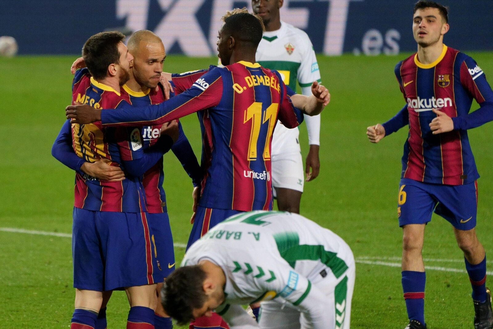 Messi, Braithwaite y Dembele celebrando un gol.