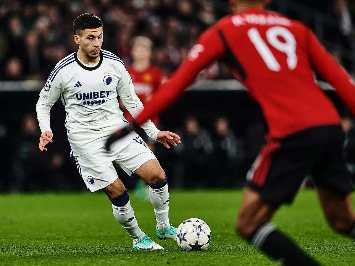 Roony Bardghji jugando contra el Manchester United con el Copenhague