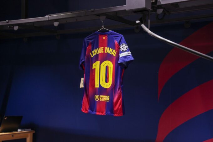 La camiseta de Lamine Yamal con el 10 en la tienda oficial del Barça.