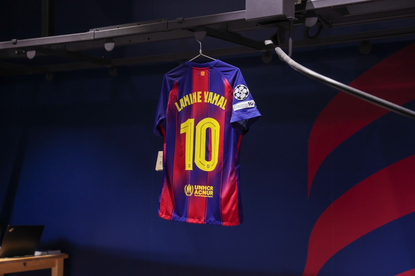 La camiseta de Lamine Yamal con el 10 en la tienda oficial del Barça.