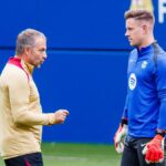 Ter Stegen junto a Hansi Flick.