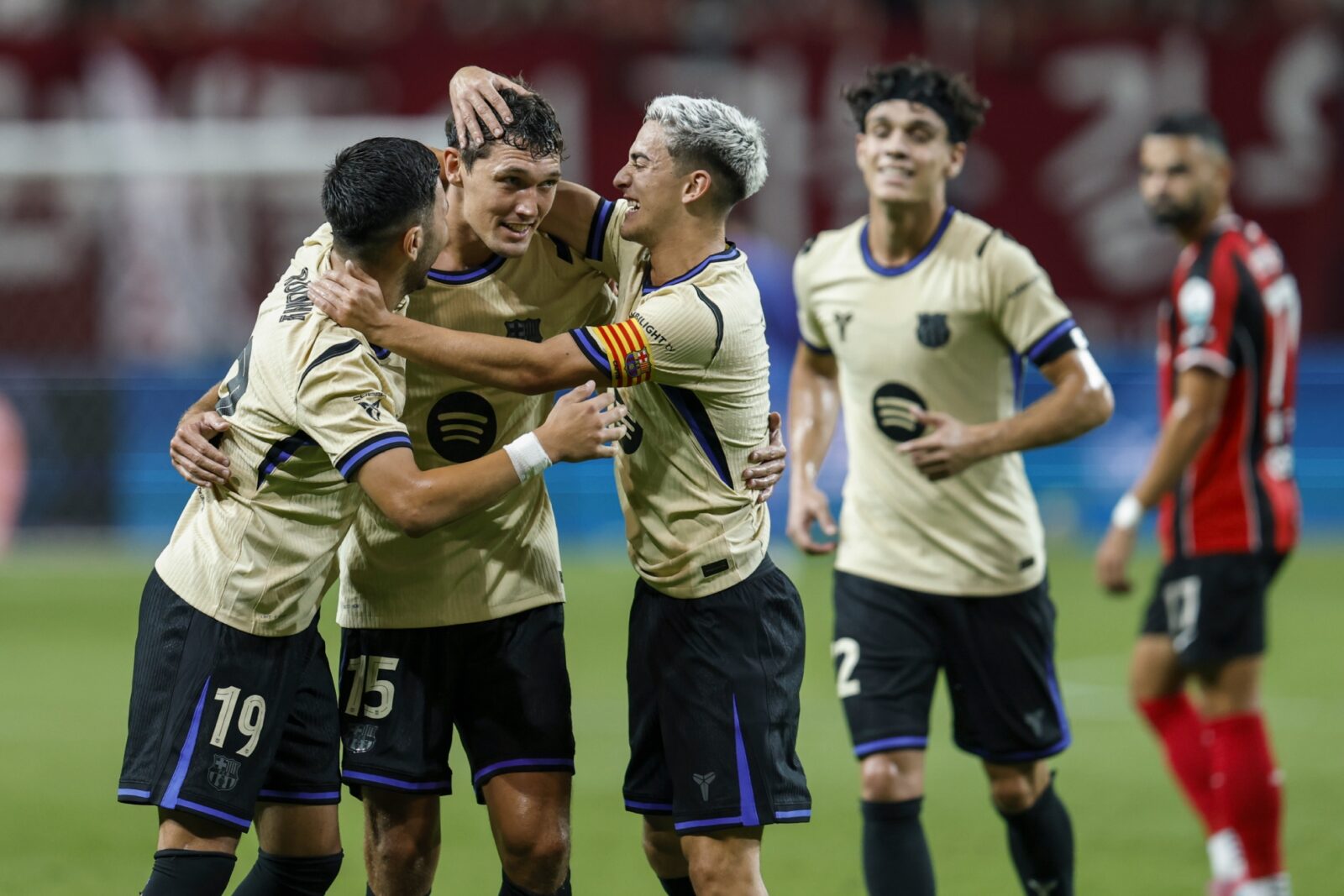 Gavi, Héctor Fort, Christensen y Bardghji celebrando el golazo del danés con el Barça