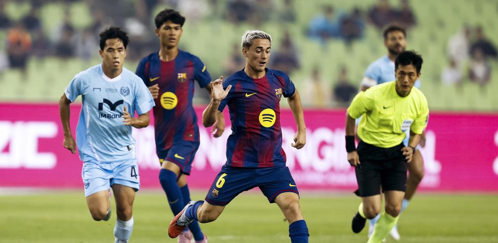 Gavi y Dro Fernández jugando con el Barça ante el Daegu FC