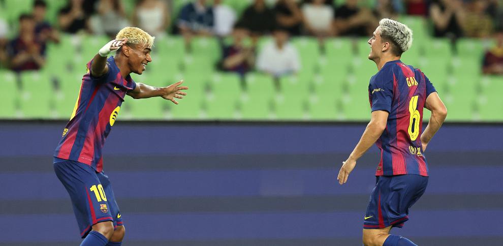 Gavi y Lamine celebrando en la victoria del Barça ante el Daegu FC