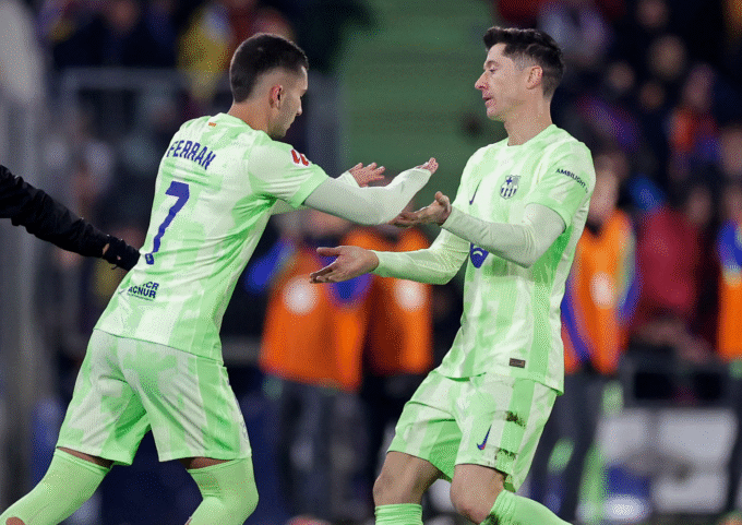 Ferrán Torres entrando al campo para sustituir a Lewandowski la temporada pasada
