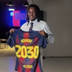 Jules Koundé posando con la camiseta del Barça en el acto de su renovación hasta el año 2030