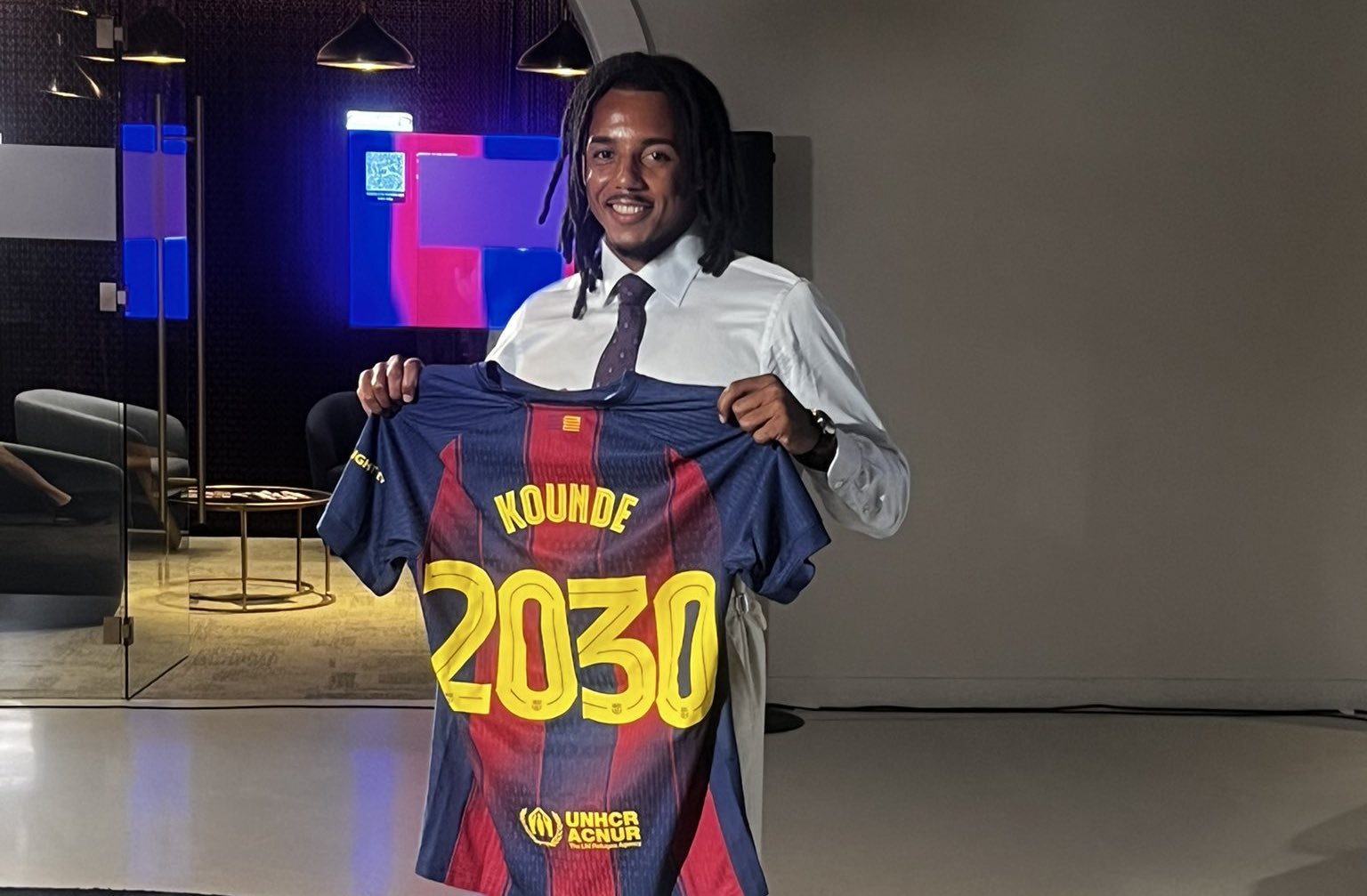 Jules Koundé posando con la camiseta del Barça en el acto de su renovación hasta el año 2030