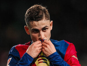 Fermín López beso escudo