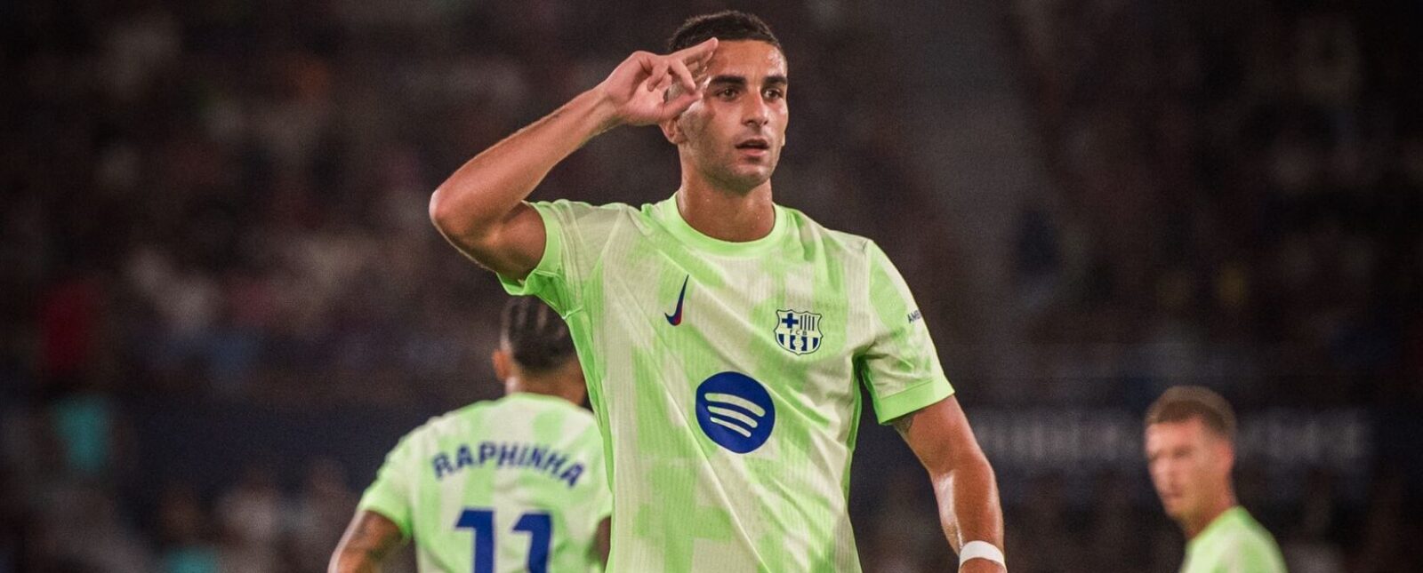 Ferran Torres celebra el segundo gol en el Ciutat de València. FC Barcelona