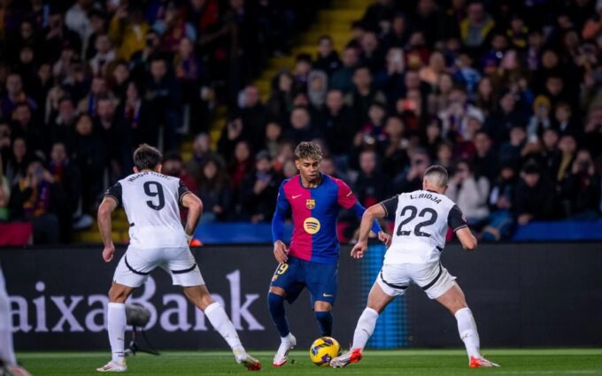 Lamine Yamal ante el Valencia CF.