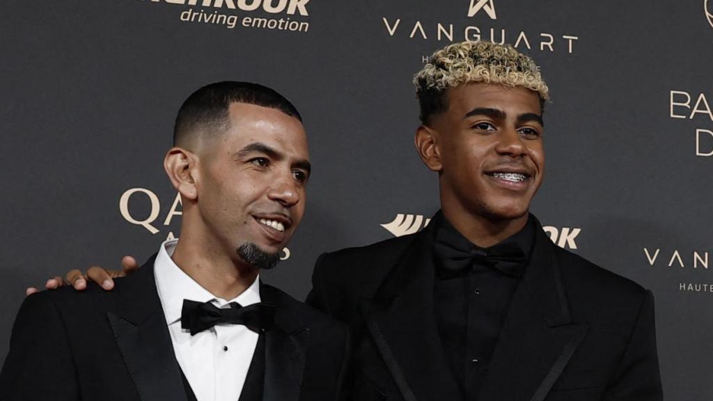 Mounir Nasraoui junto a Lamine Yamal en la alfombra roja del Balón de Oro
