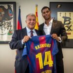 Laporta y Marcus Rashford posando con la camiseta del Barça. tras la incorporación del inglés