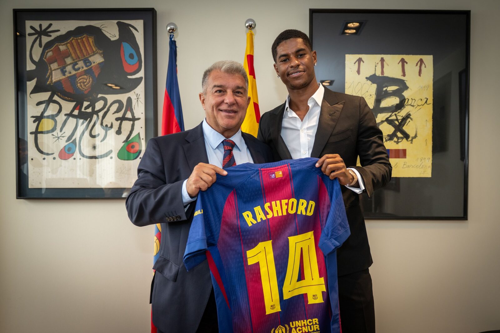 Laporta y Marcus Rashford posando con la camiseta del Barça. tras la incorporación del inglés