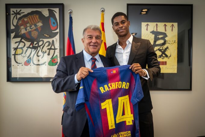 Laporta y Marcus Rashford posando con la camiseta del Barça. tras la incorporación del inglés