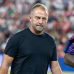 Flick saliendo del césped de Vallecas tras el empate ante el Rayo Vallecano