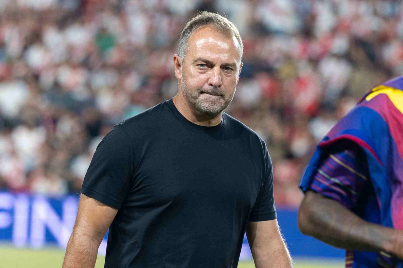 Flick saliendo del césped de Vallecas tras el empate ante el Rayo Vallecano