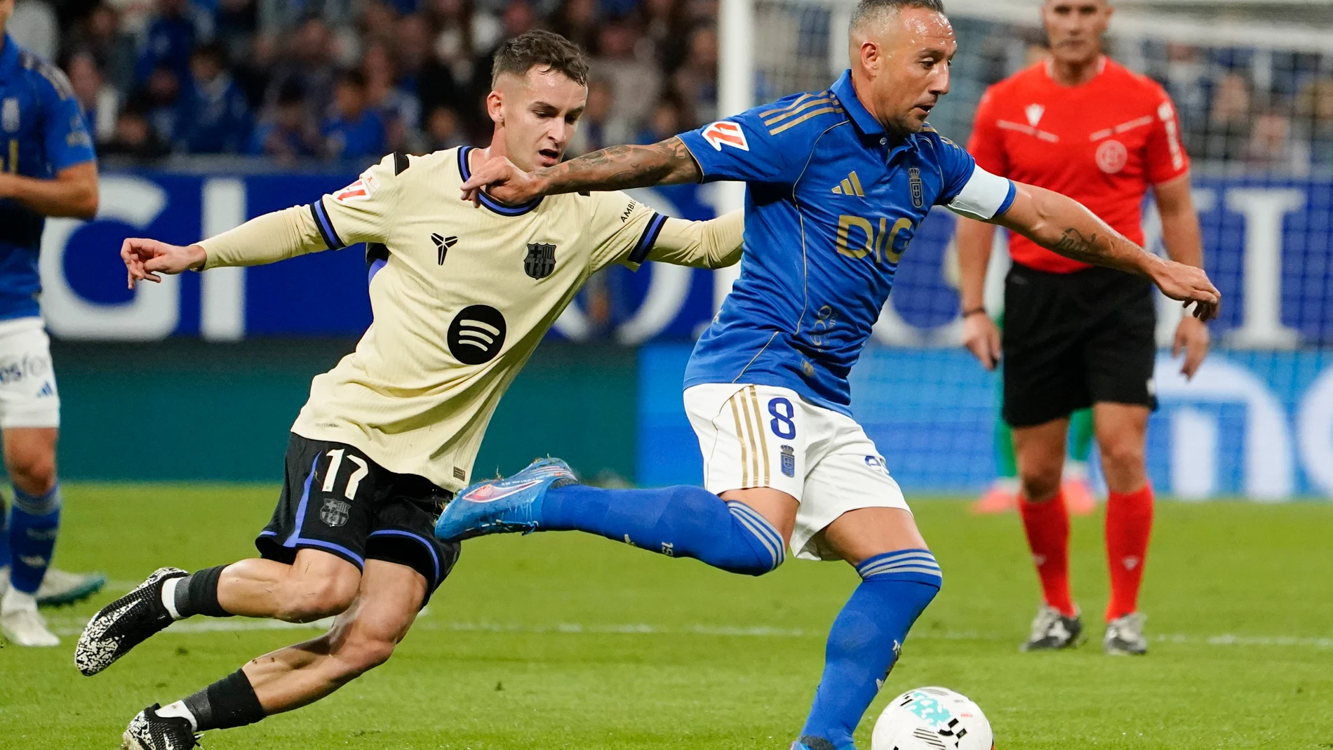 Santi Cazorla jugando contra el Barça en el Carlos Tartiere