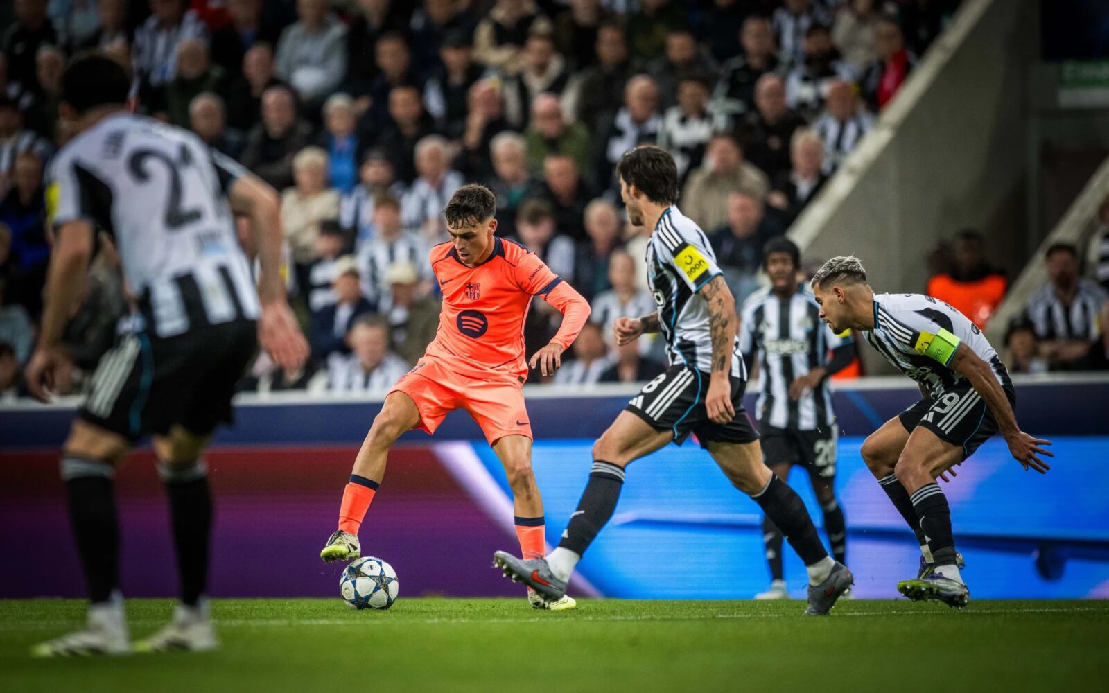 Pedri ante el Newcastle.