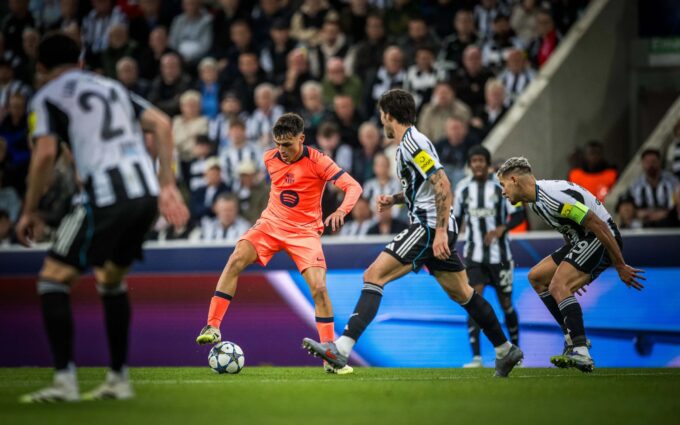 Pedri ante el Newcastle.