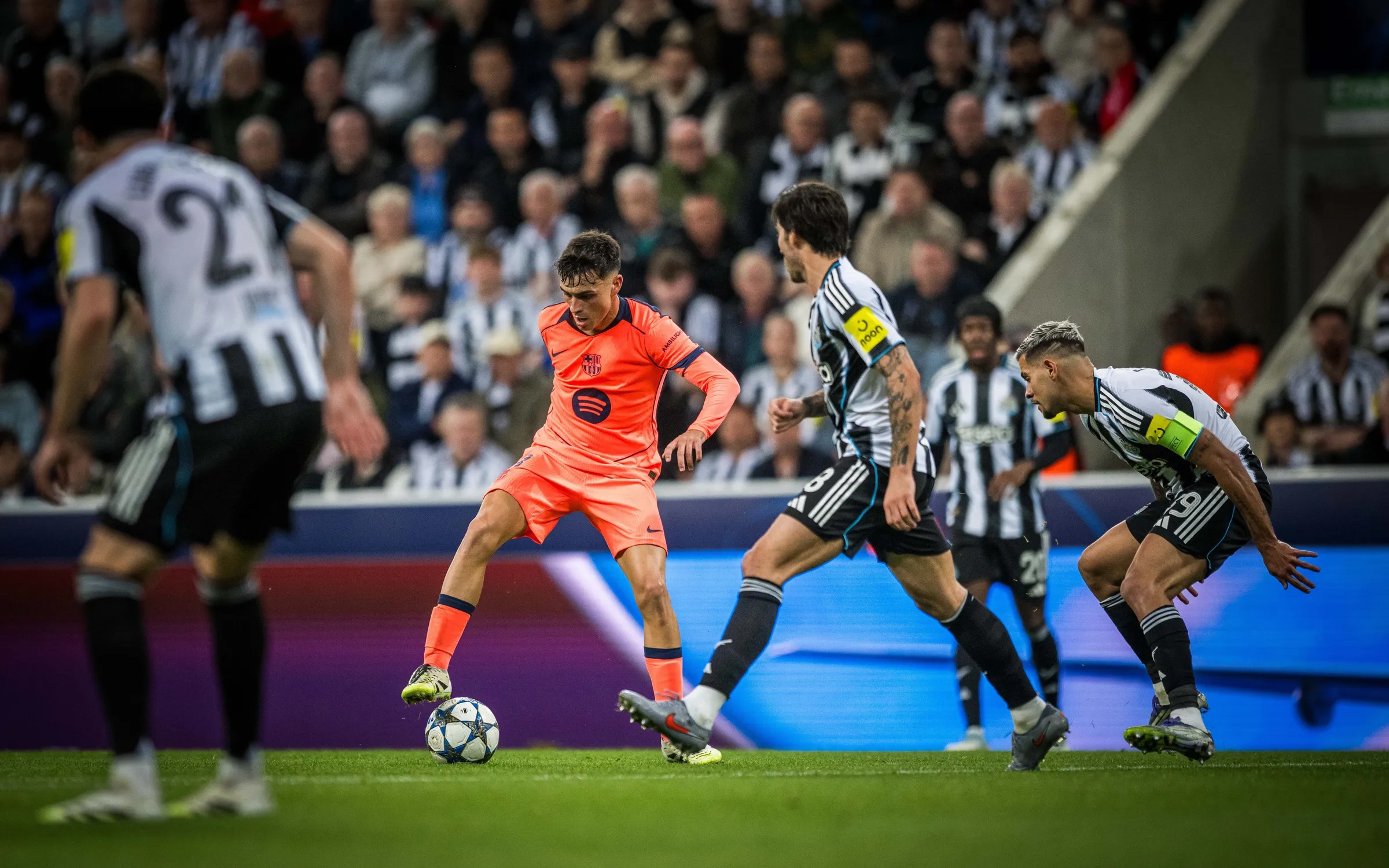 Pedri ante el Newcastle.