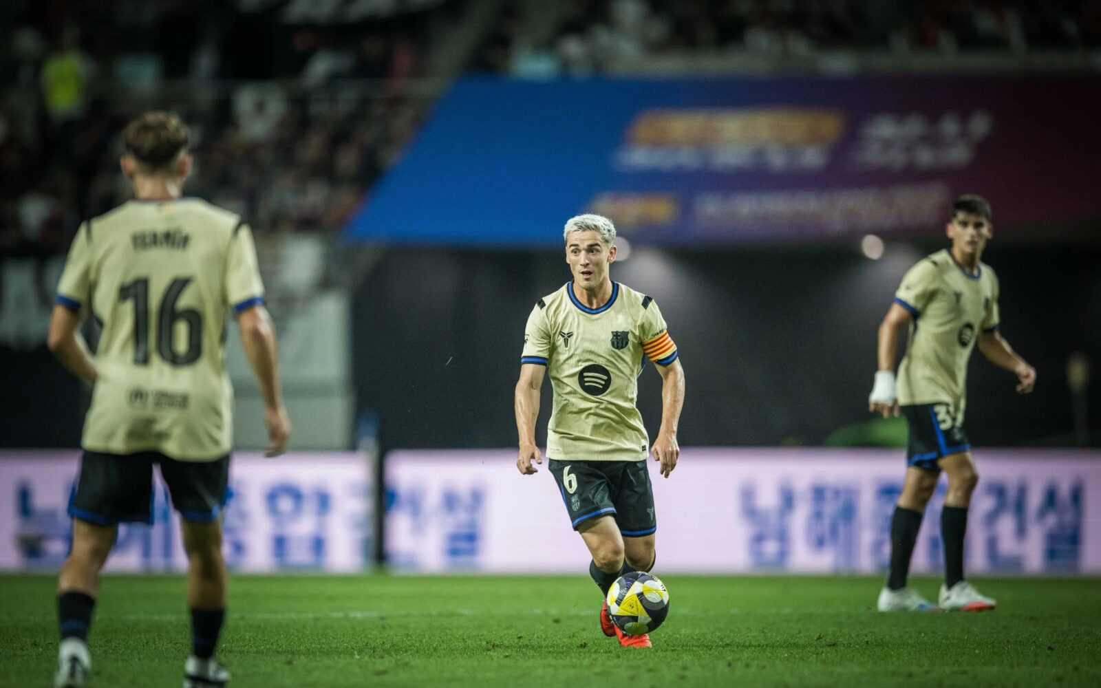 Gavi en la gira asiática.