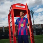 Marcus Rashford en su presentación como jugador del FC Barcelona con la cabina de teléfono inglesa