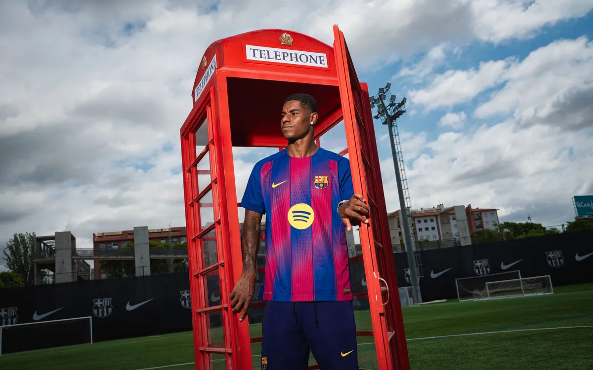 Marcus Rashford en su presentación como jugador del FC Barcelona con la cabina de teléfono inglesa