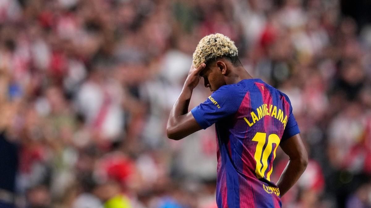 Lamine Yamal llevándose la mano a la cabeza tras sus primera dolencias en el pubis