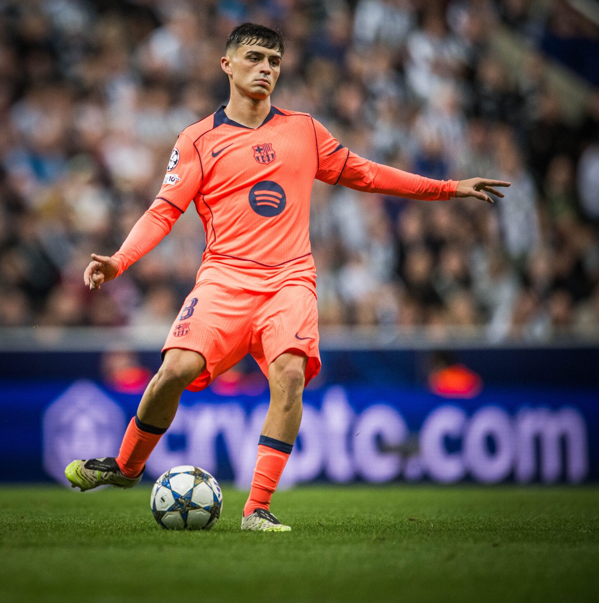 Pedri disputando un partido ante el Newcastle