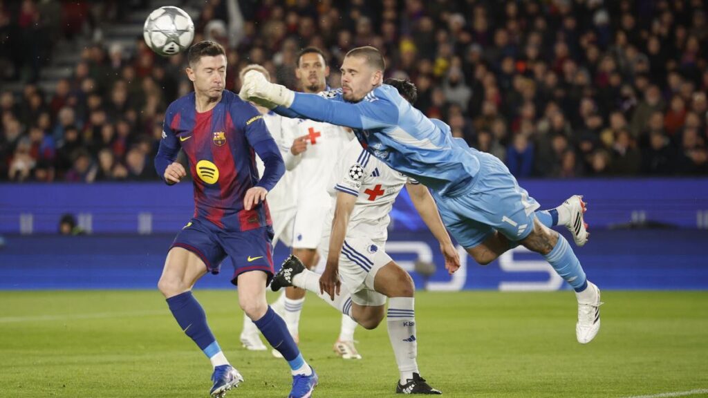 Barça-Copnhague. Lewandowski intenta rematar